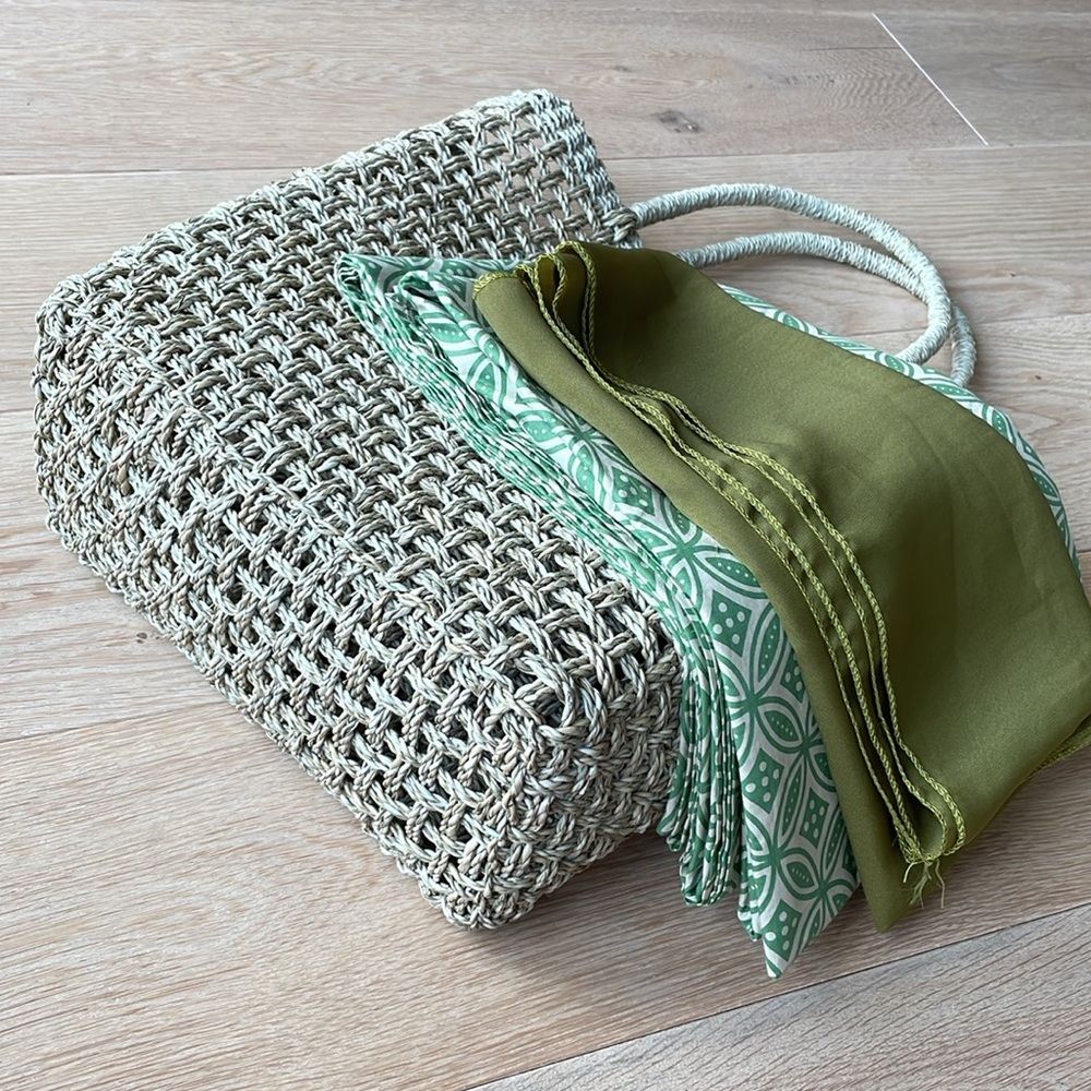 🦄 Balinese gift set: traditional sarongs + scarves w handwoven basket